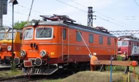 Lokomotywa elektryczna EP05-23 z PKP Intercity podczas mycia przed lokomotywownią...