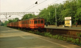 Elektryczny zespół trakcyjny EN57-1607 na przystanku osobowym Warszawa Stadion. Rok...