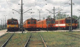 Elektryczne zespoły trakcyjne EN57 na stacji postojowej Warszawa Grochów. Rok...