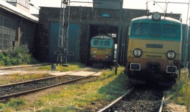 Lokomotywy elektryczne ET21-458 i ET41-042 przed halą oddziału napraw elektrowozów...