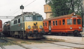 Lokomotywa elektryczna EU07-346 i elektryczny zespół trakcyjny EN57-1631 na stacji...