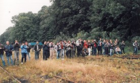 Uczestnicy V Ogólnopolskiego Zlotu Miłośników Kolei na fotostopie na stacji...