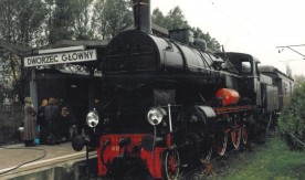 Parowóz Ol12-7 z pociągiem retro na dworcu Warszawa Główna podczas...