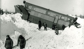 Wykolejony pług odśnieżny na linii kolejowej Kutno-Płock-Brodnica (odcinek Strzelce-Sierakówek) podczas...