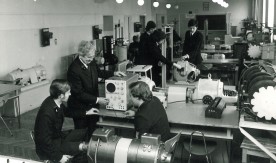 Uczniowie Technikum Kolejowego w Warszawie w pracowni elektrotechnicznej. Rok 1979....