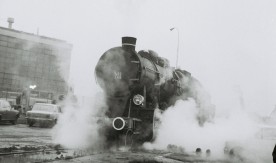 Parowóz Ty23-145 na terenie Warszawskich Zakładów Maszyn Budowlanych im. Ludwika Waryńskiego. Styczeń 1978 r. Fot. W. Baraniuk.

Sygnatura: 279/005.